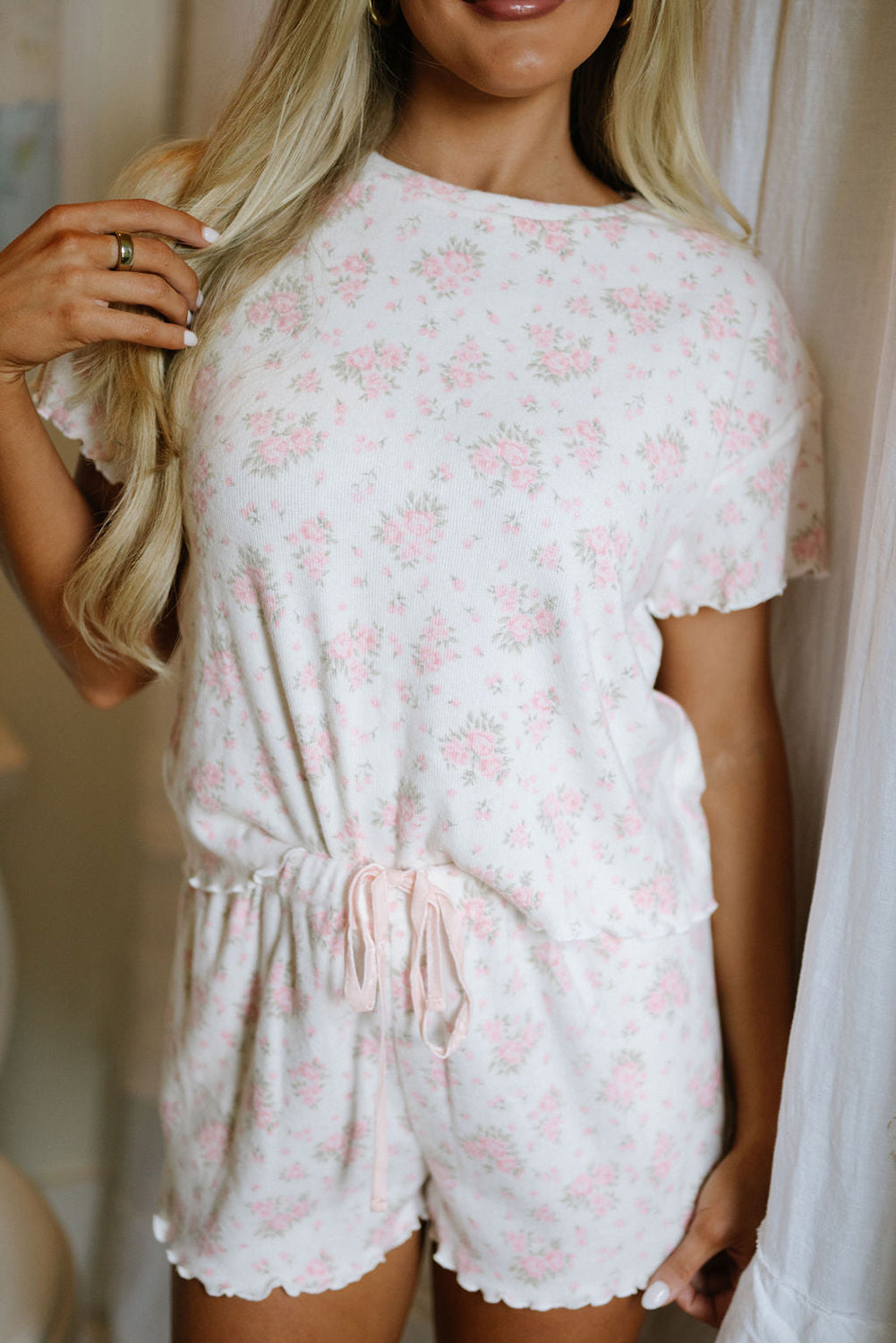 Conjunto de pijama de camiseta con ribete de lechuga y pantalones cortos con estampado floral rosa