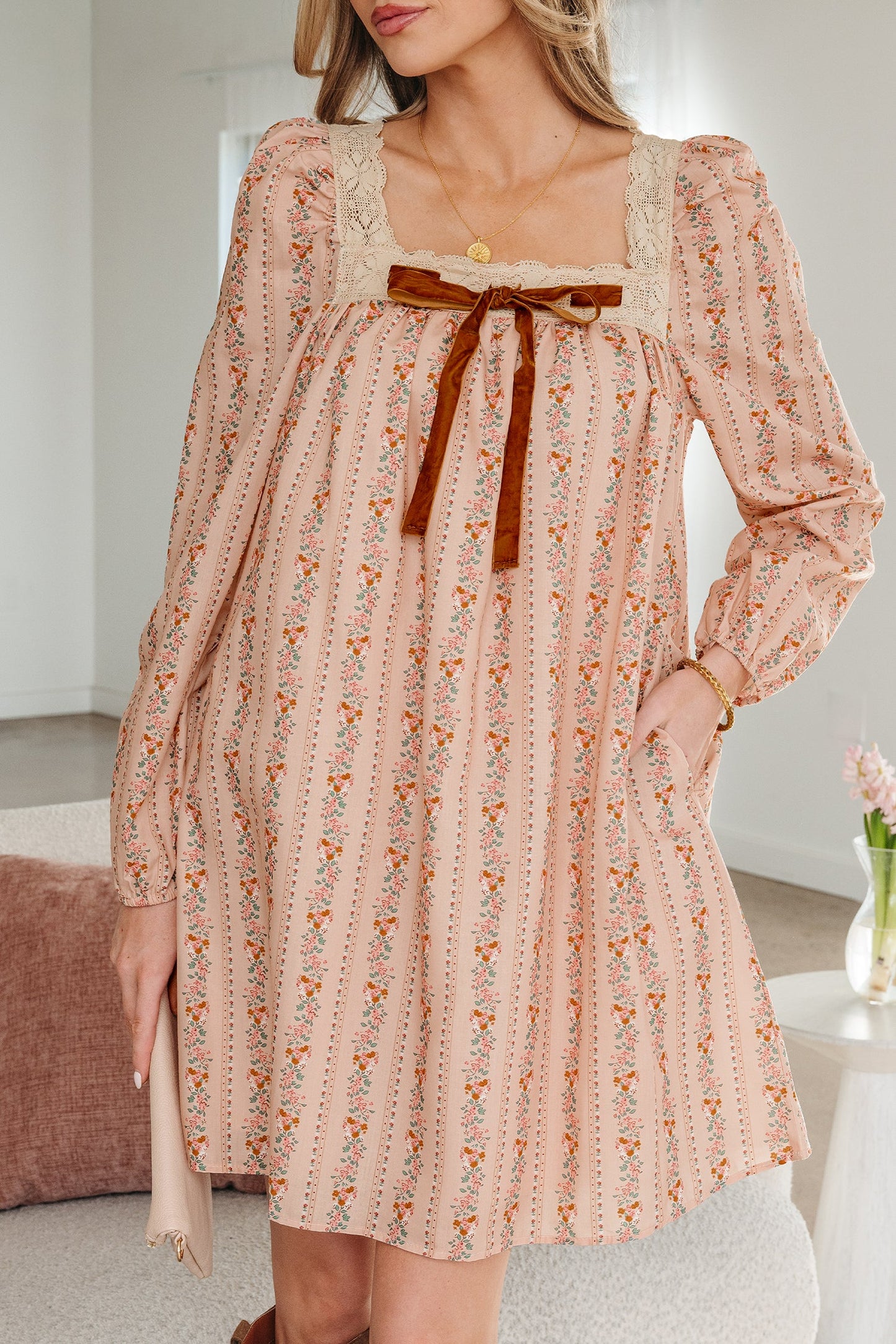 Minivestido suelto de manga larga con estampado floral caqui, lazo de terciopelo en contraste y encaje.
