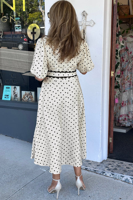 Vestido Midi Abotonado con Cuello, Cinturón y Ribete Festoneado en Contraste con Estampado de Lunares Blancos