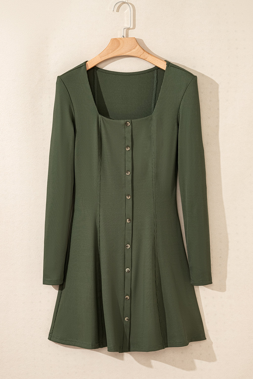 Minivestido de canalé verde aguacate con cuello cuadrado y manga larga abotonado