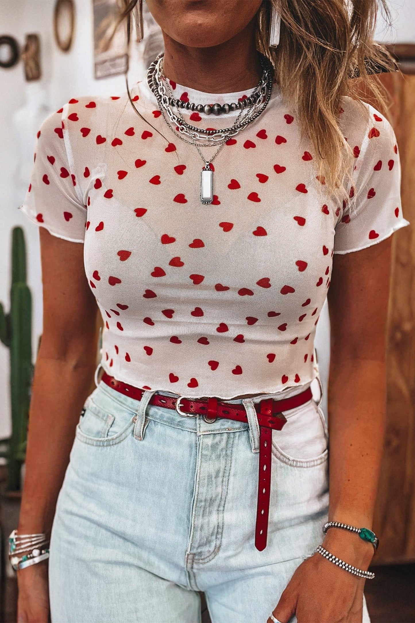 Top de malla de manga corta con estampado integral de corazones rojos
