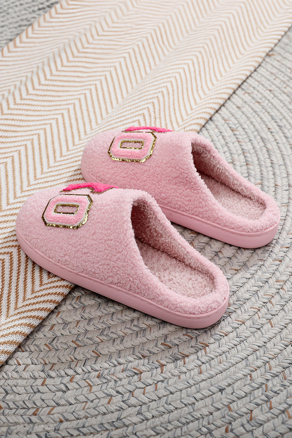 Pantuflas de invierno de felpa con letras rosadas XOXO