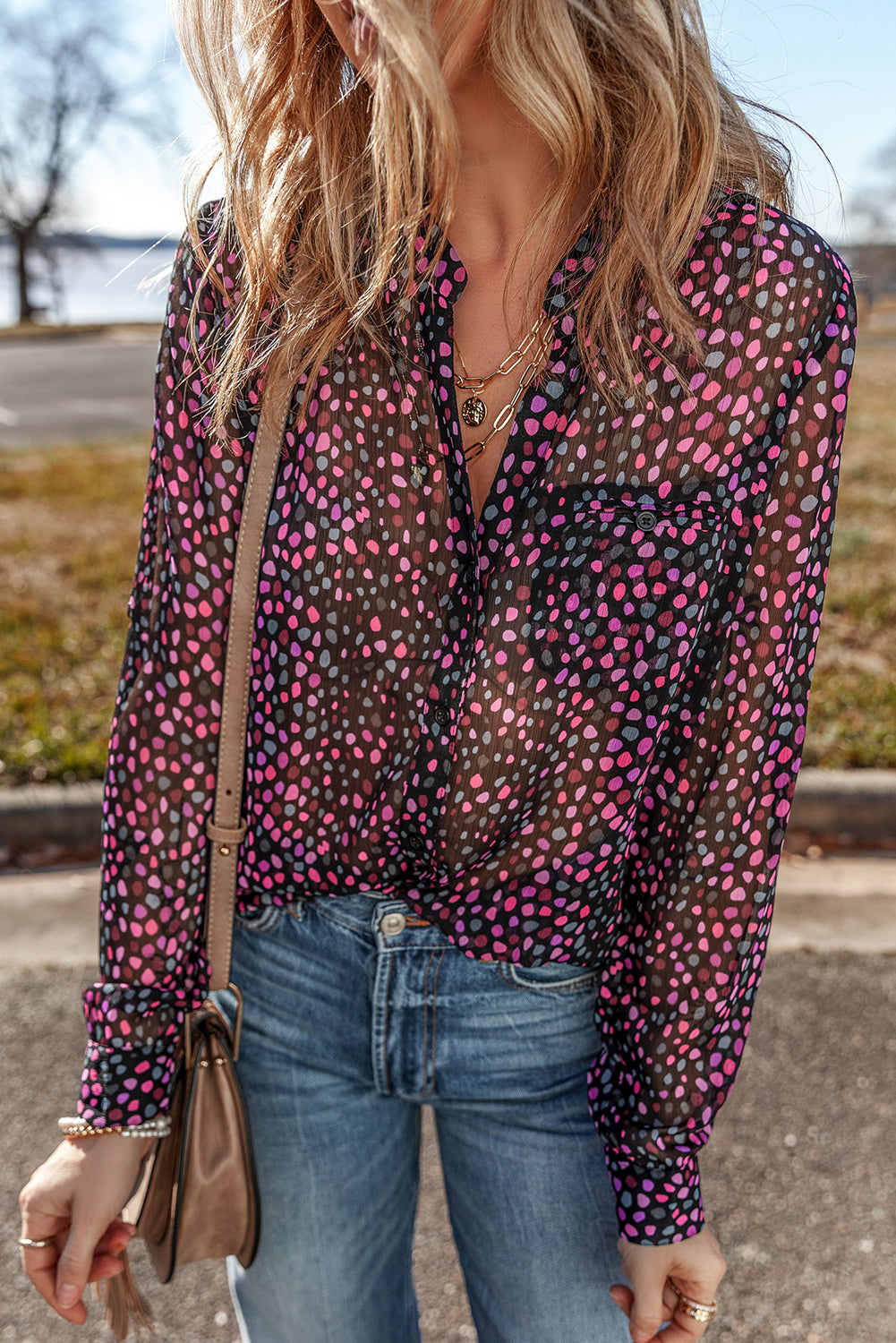 Camisa casual de lunares y botones de vino de uva