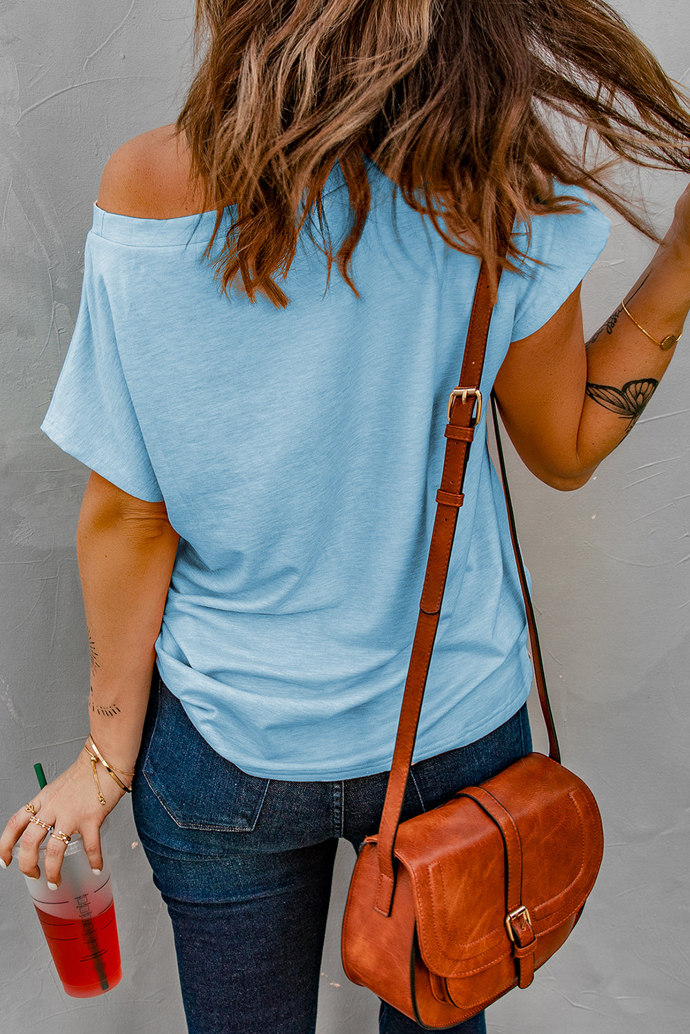 Camiseta básica de manga corta azul claro liso con bolsillo de parche