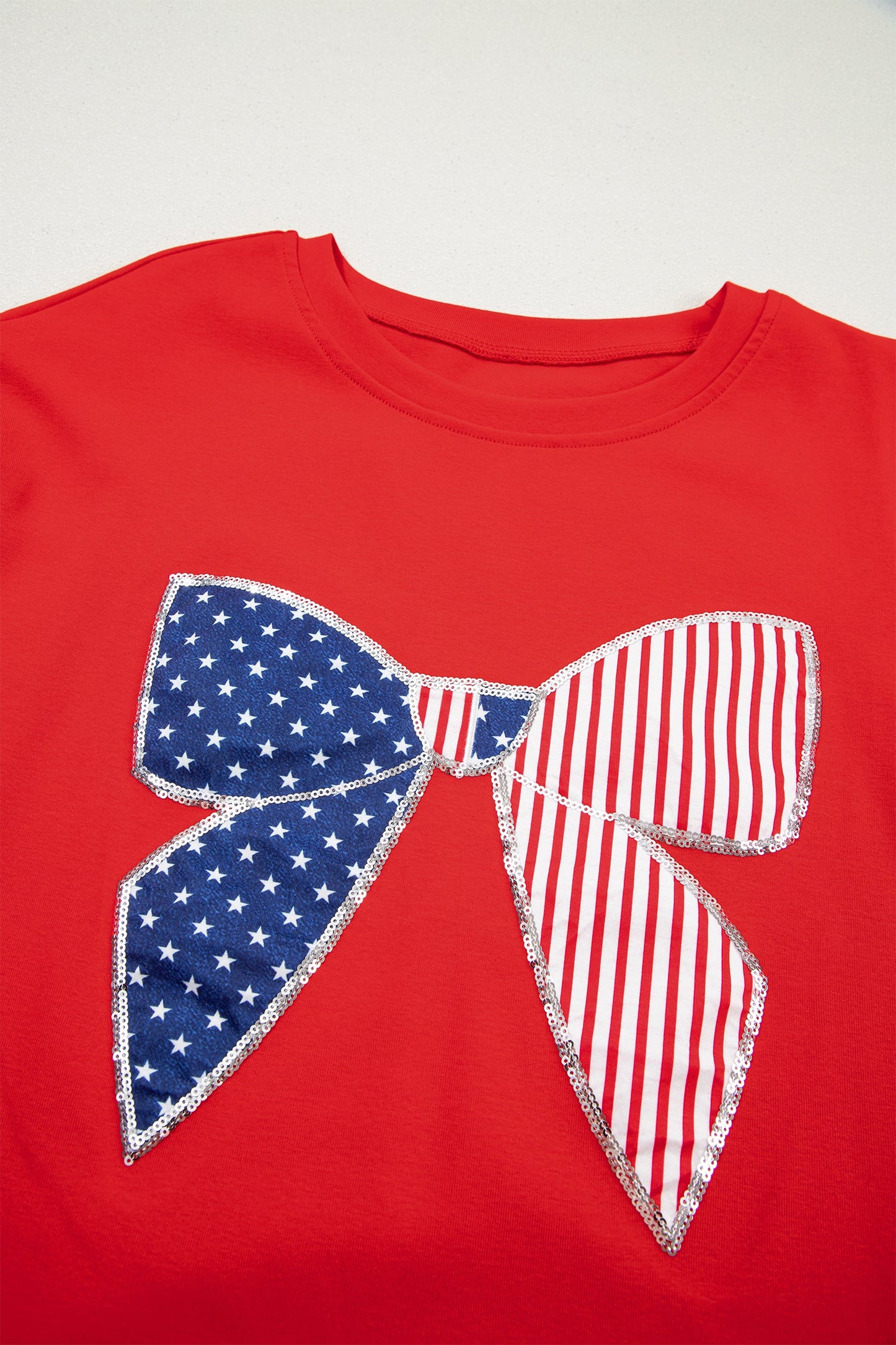 Minivestido con parches de estrellas y rayas, lazo y lentejuelas rojas intensas