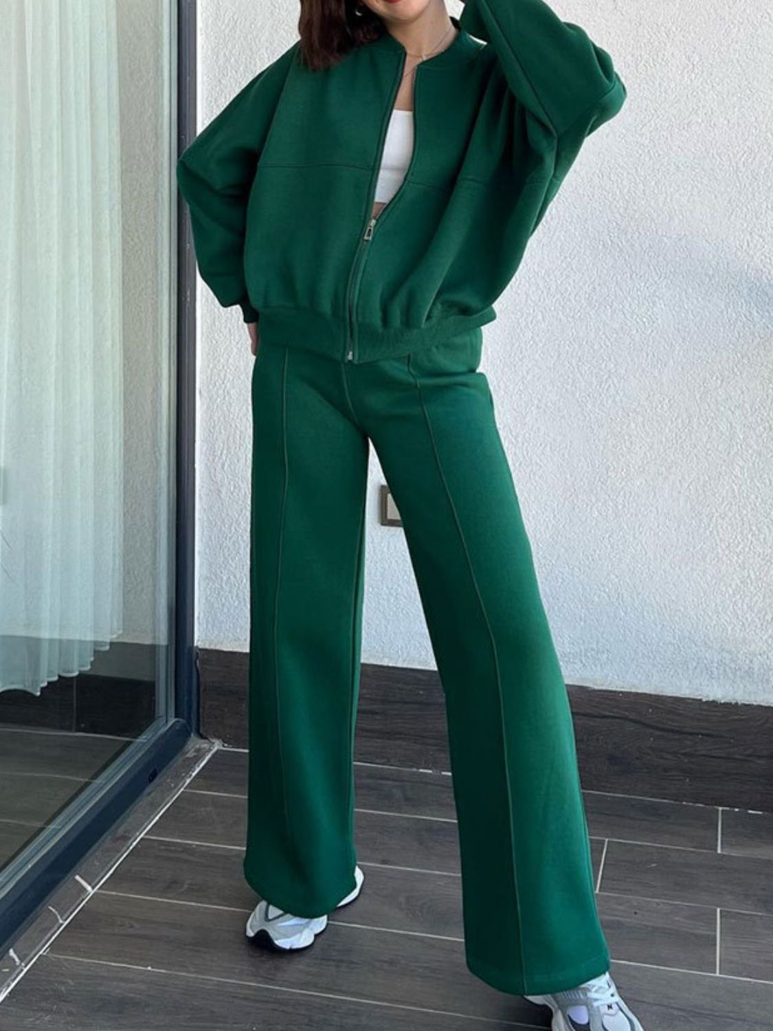 Conjunto de top con cremallera y cuello estilo béisbol y pantalones con cordón