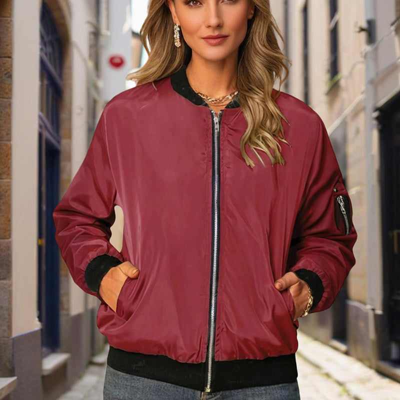 Chaqueta con cremallera, cuello alto y bloques de color, estilo minimalista