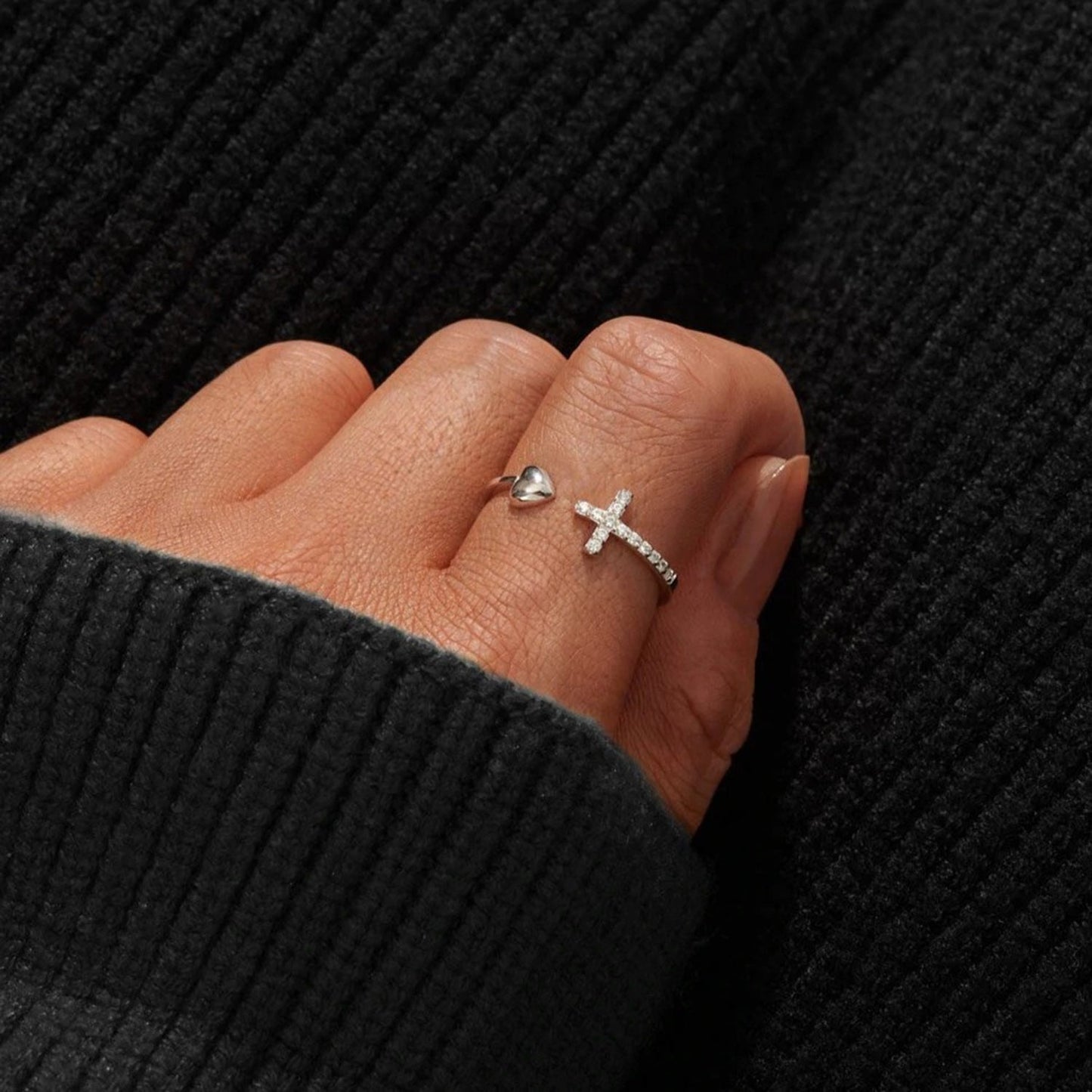 Anillo Abierto de Circonita con Cruz y Forma de Corazón Incrustadas