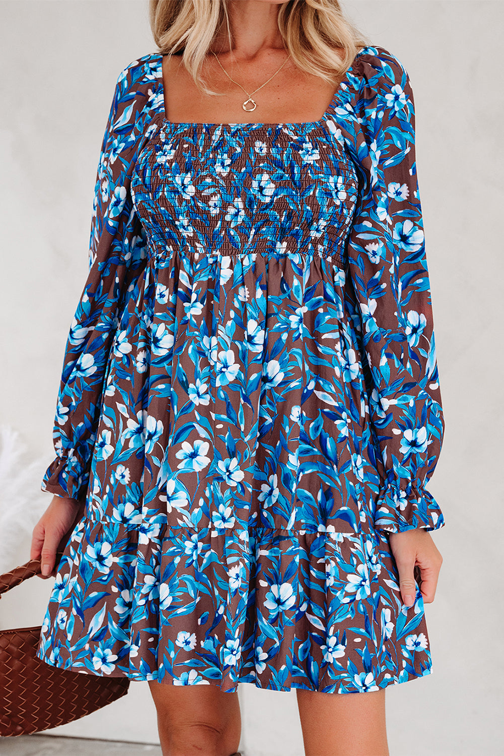 Vestido floral azul con cuerpo fruncido, cintura alta y mangas con volantes