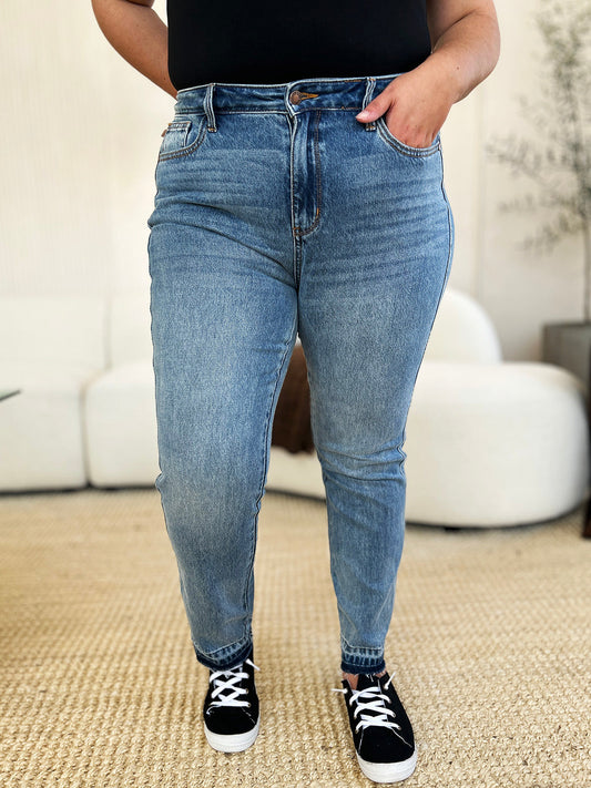 Jeans Judy Blue de talla grande, talle medio, rígidos, con dobladillo Magic Release