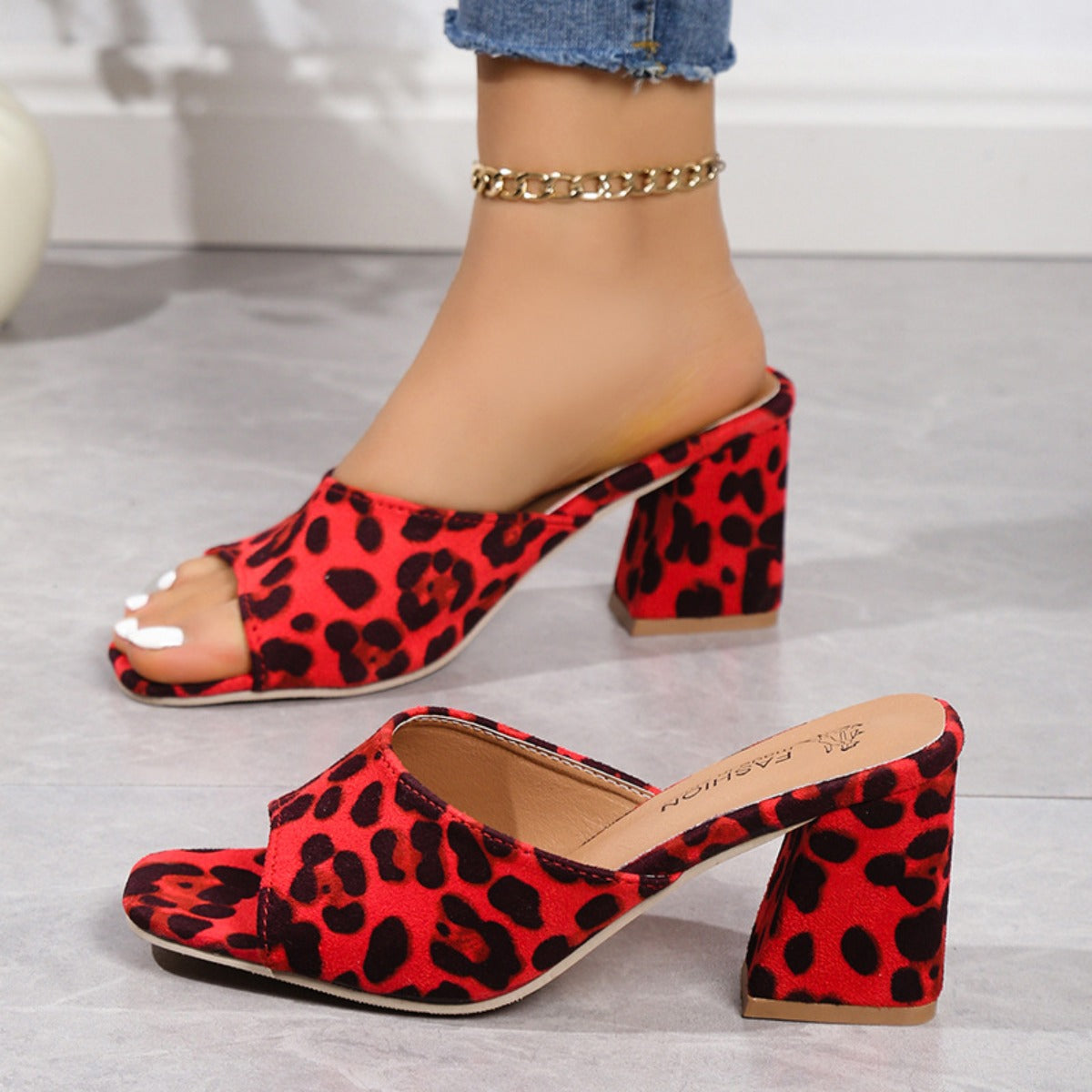 Sandalias de tacón de bloque de gamuza con estampado de leopardo