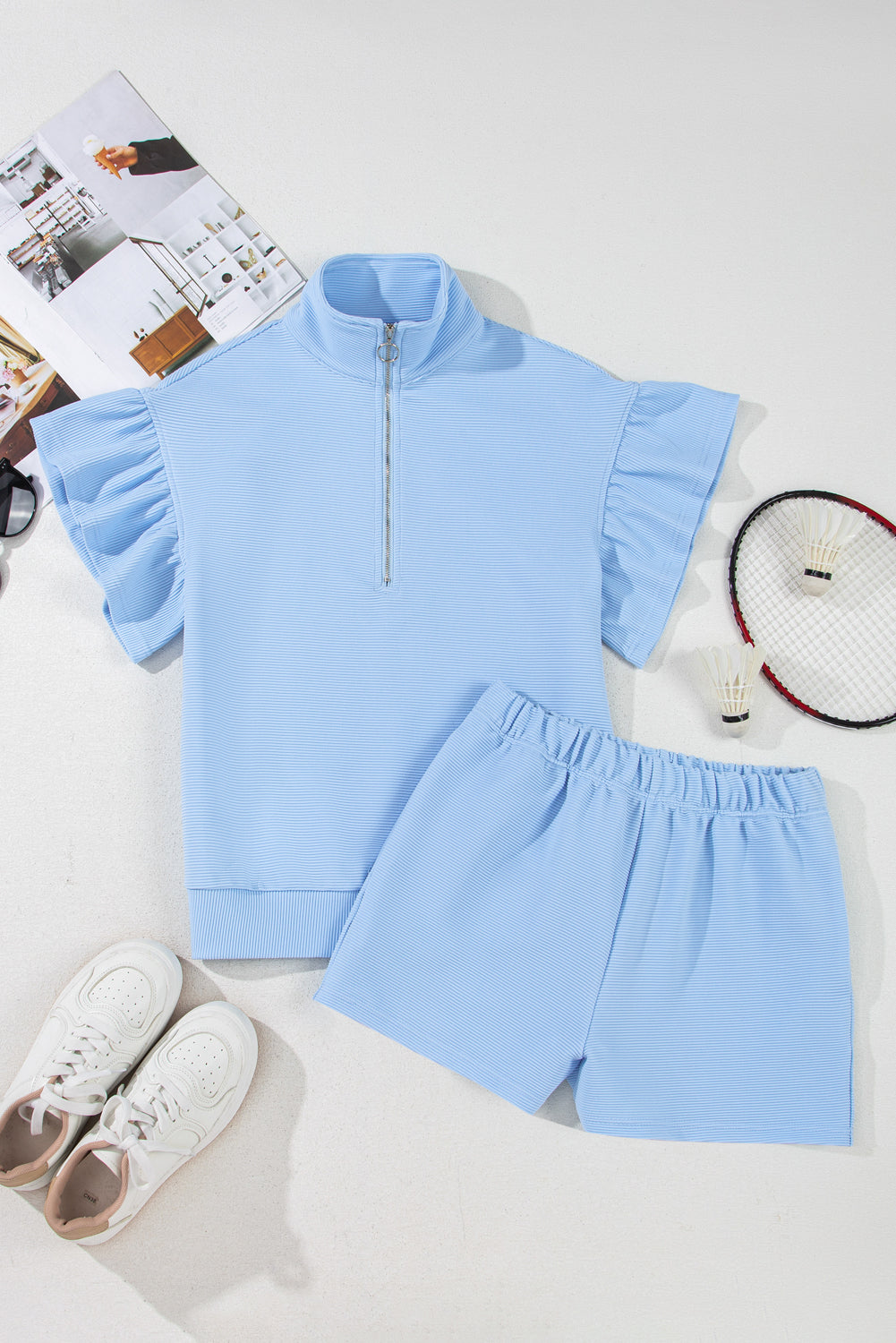 Conjunto de top y shorts Beau azules con textura acanalada, media cremallera y mangas cortas con volantes