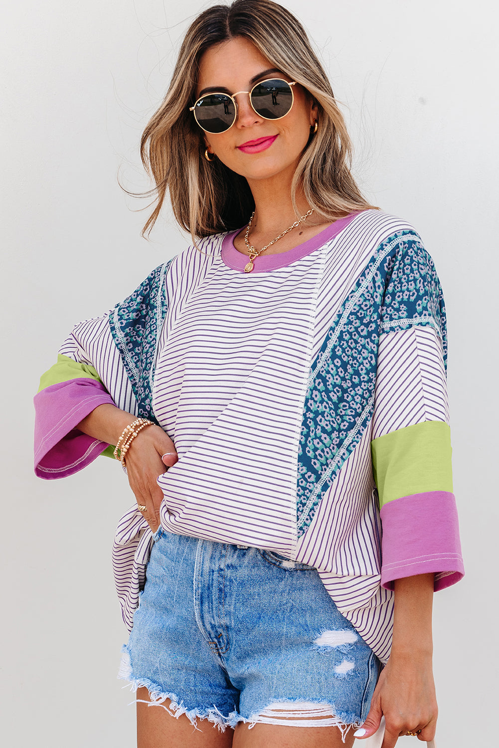 Blusa de manga tres cuartos con bloques de color florales a rayas moradas y parches con bordes sin rematar