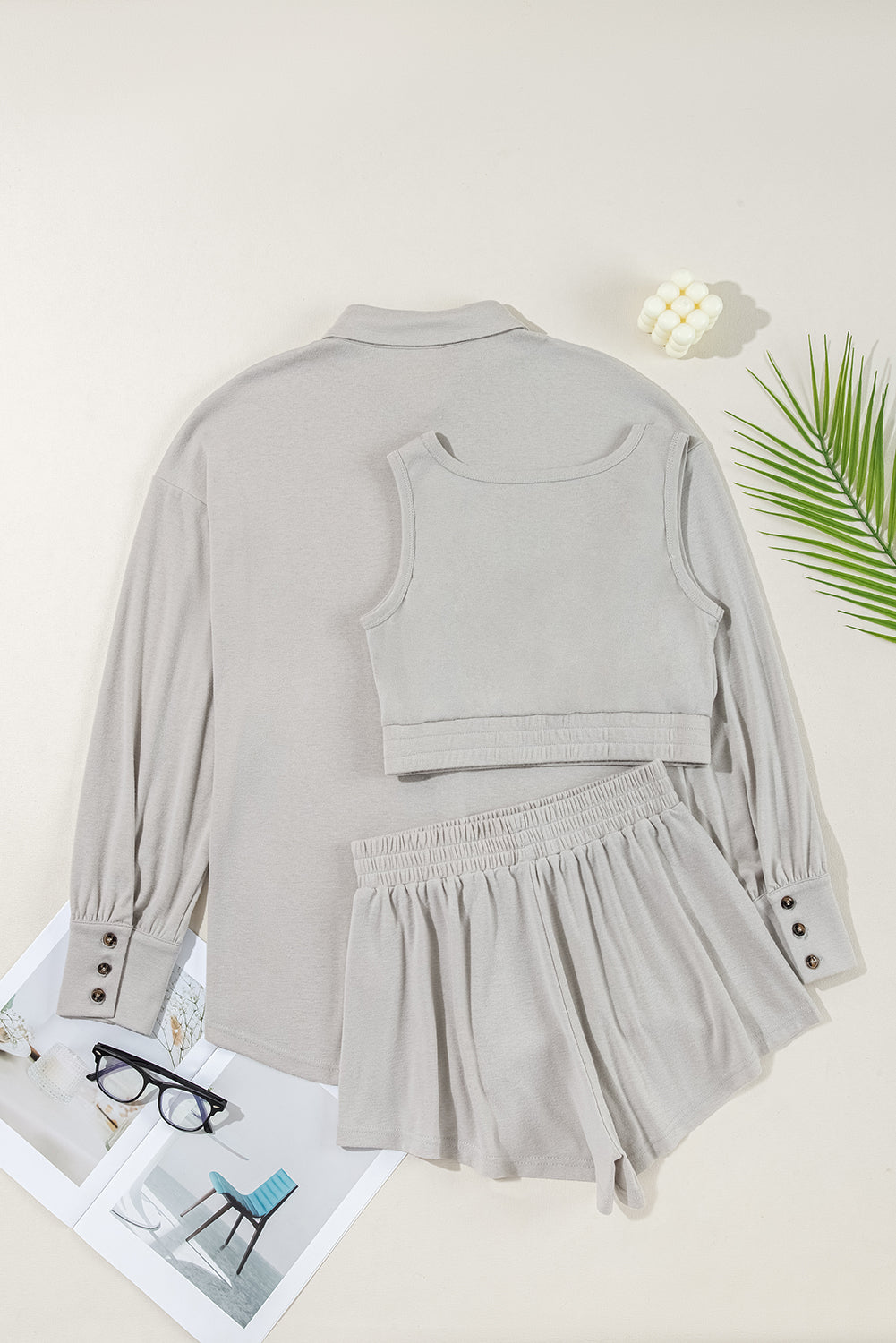 Conjunto de pijama de 3 piezas: top corto gris fruncido en el dobladillo, shorts sueltos y cárdigan