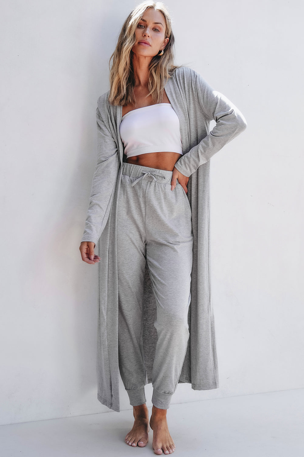 Conjunto de salón de cárdigan largo abierto y pantalones pitillo gris claro