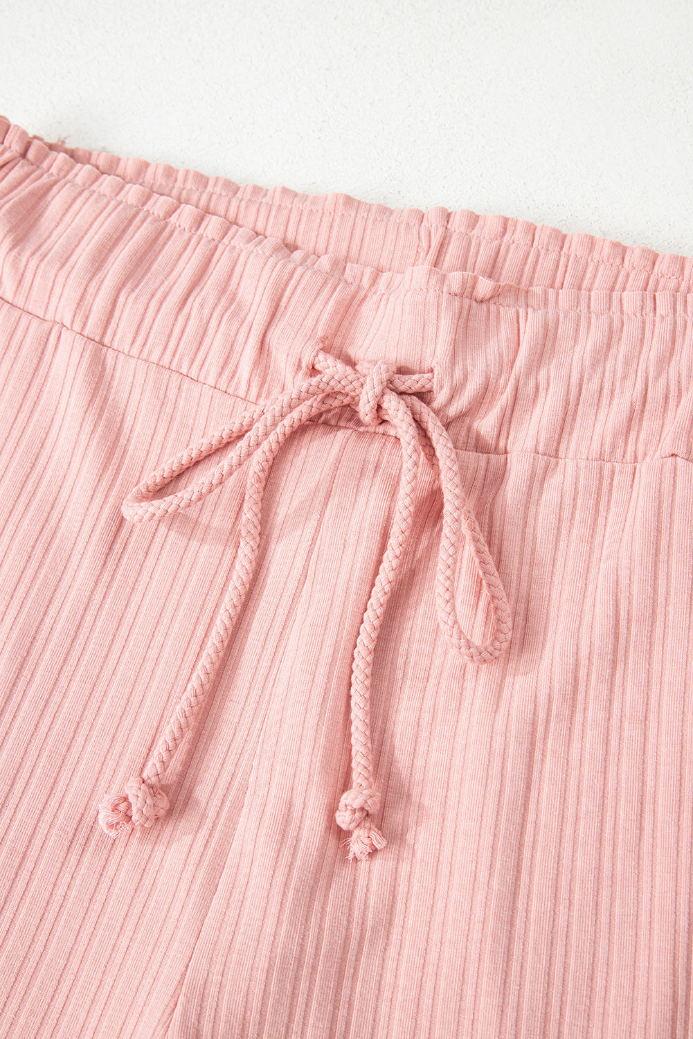 Conjunto de top sin mangas acanalado con botones y cuello en V color rosa gossamer y pantalón corto