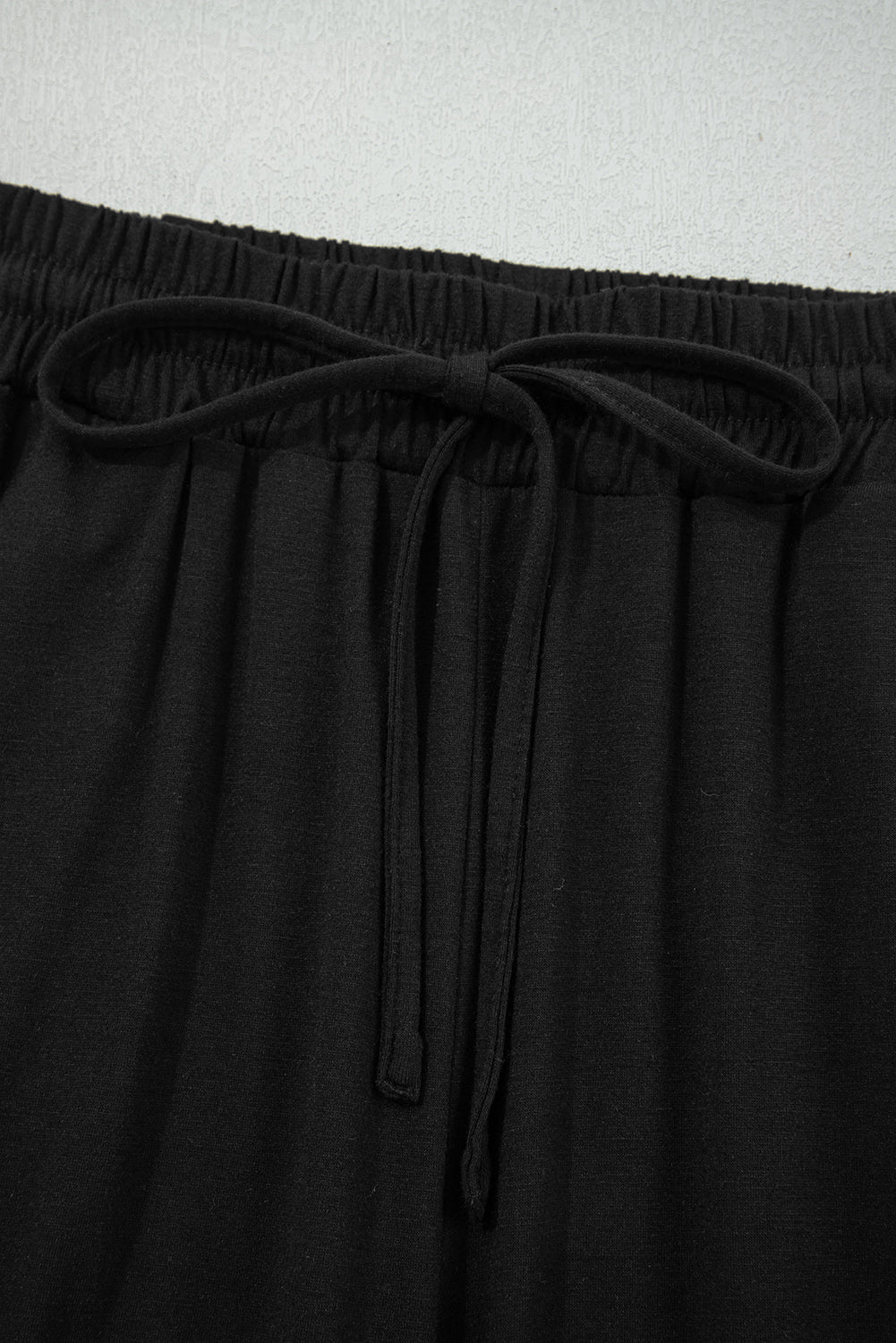 Conjunto de cárdigan con capucha y pantalones de salón con ribetes en contraste negros