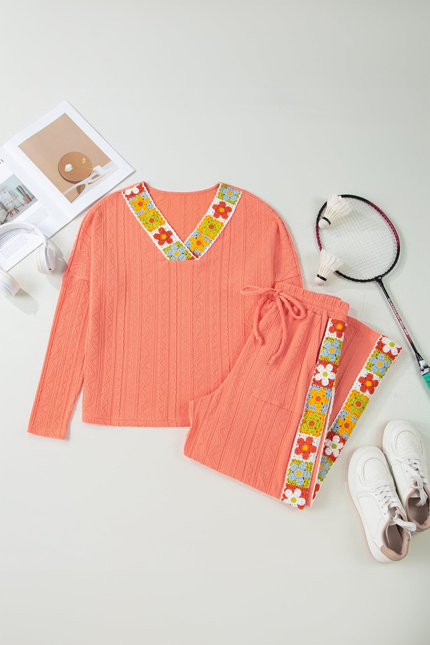 Conjunto de pantalón texturizado con escote en V y detalle floral tejido a ganchillo, color pomelo anaranjado