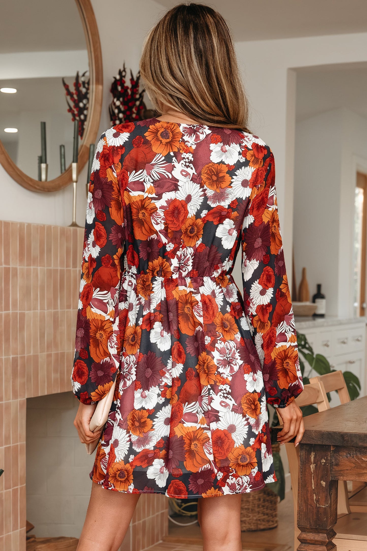Minivestido fluido rojo con estampado floral, escote cruzado en V y mangas abullonadas