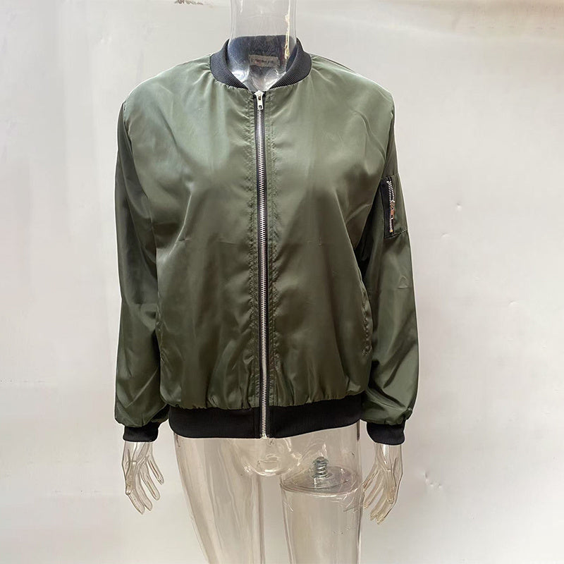 Chaqueta con cremallera, cuello alto y bloques de color, estilo minimalista