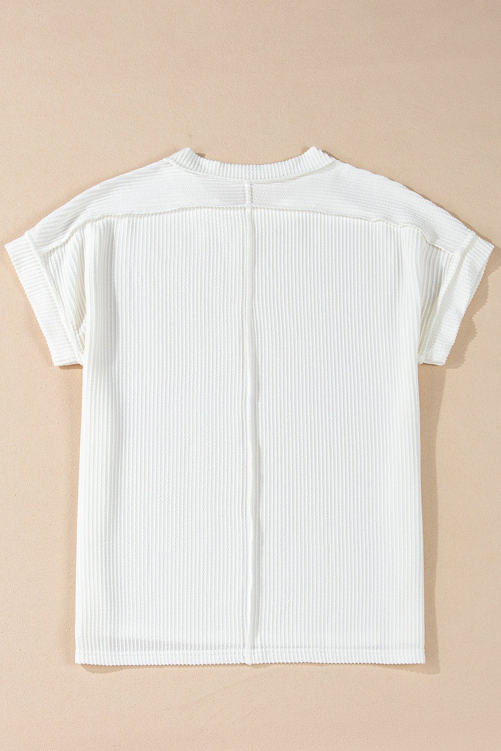 Camiseta blanca de punto acanalado arrugado con cuello redondo