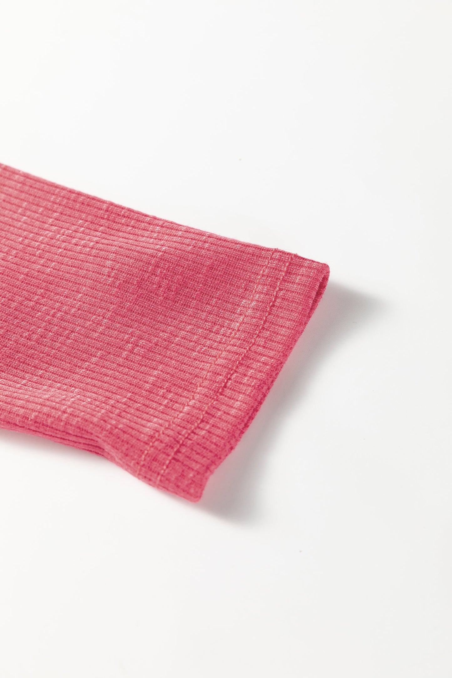 Top de manga larga con cuello de pico abotonado, textura acanalada roja de carreras y ribete de encaje en contraste