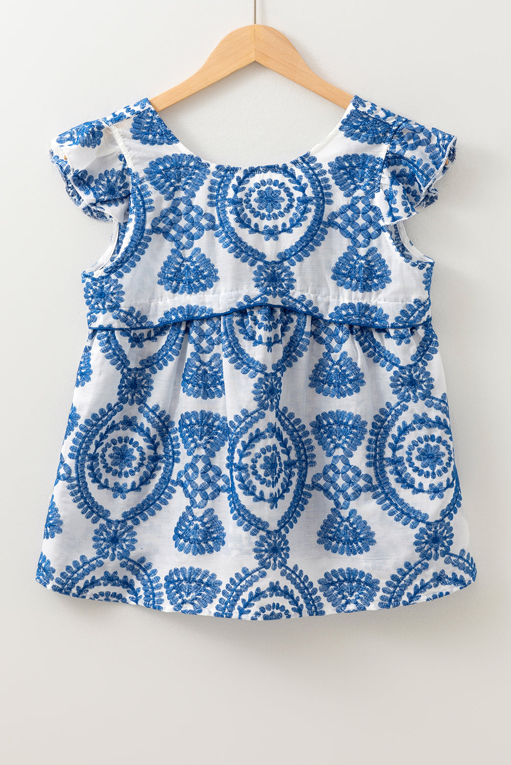 Blusa azul con estampado bohemio, manga con volantes y cuello redondo