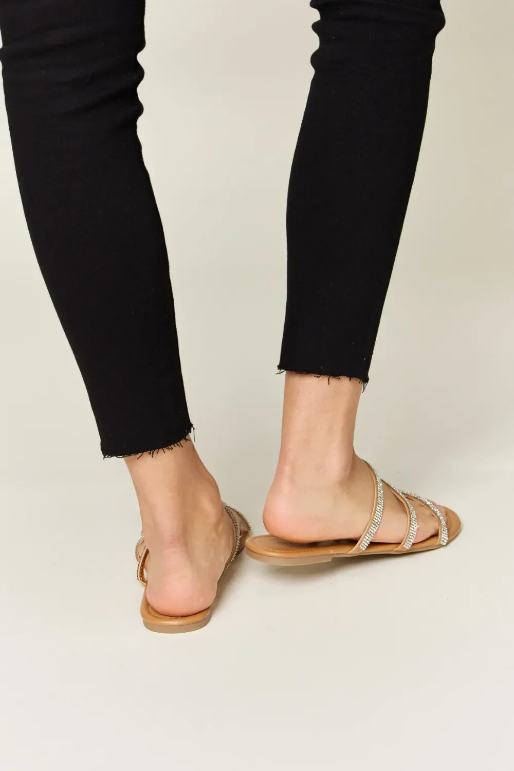 Sandalias planas de tres tiras WILD DIVA con pedrería
