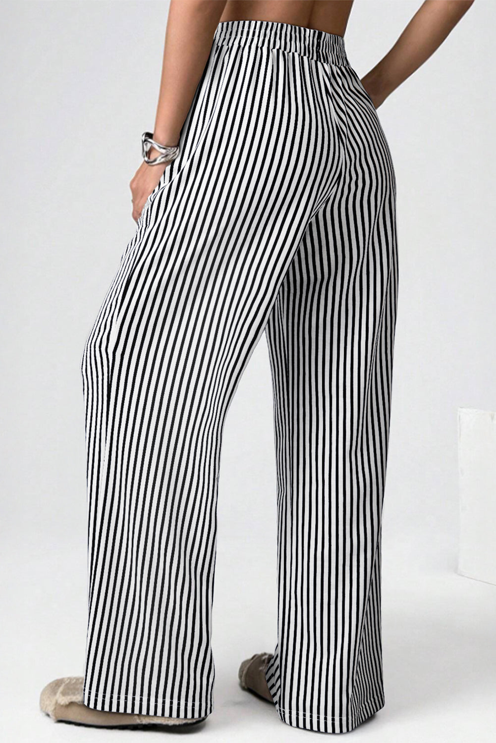 Pantalón suelto con bolsillo, elástico de rayas negras y tiro alto