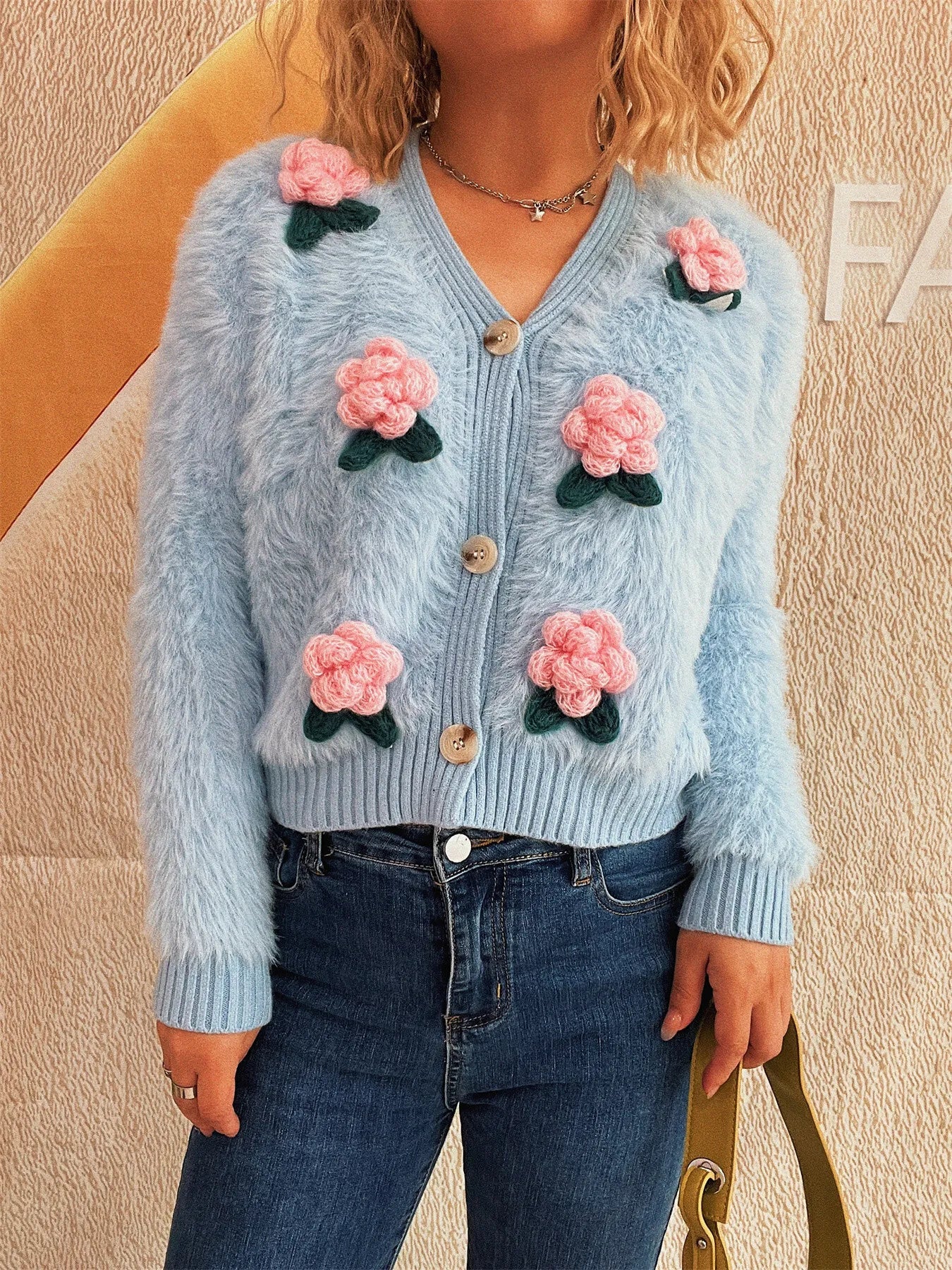 Cárdigan de mujer con botones de flores y peluche