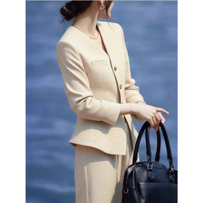 Conjunto de abrigo beige con cintura entallada y pantalones de pernera ancha