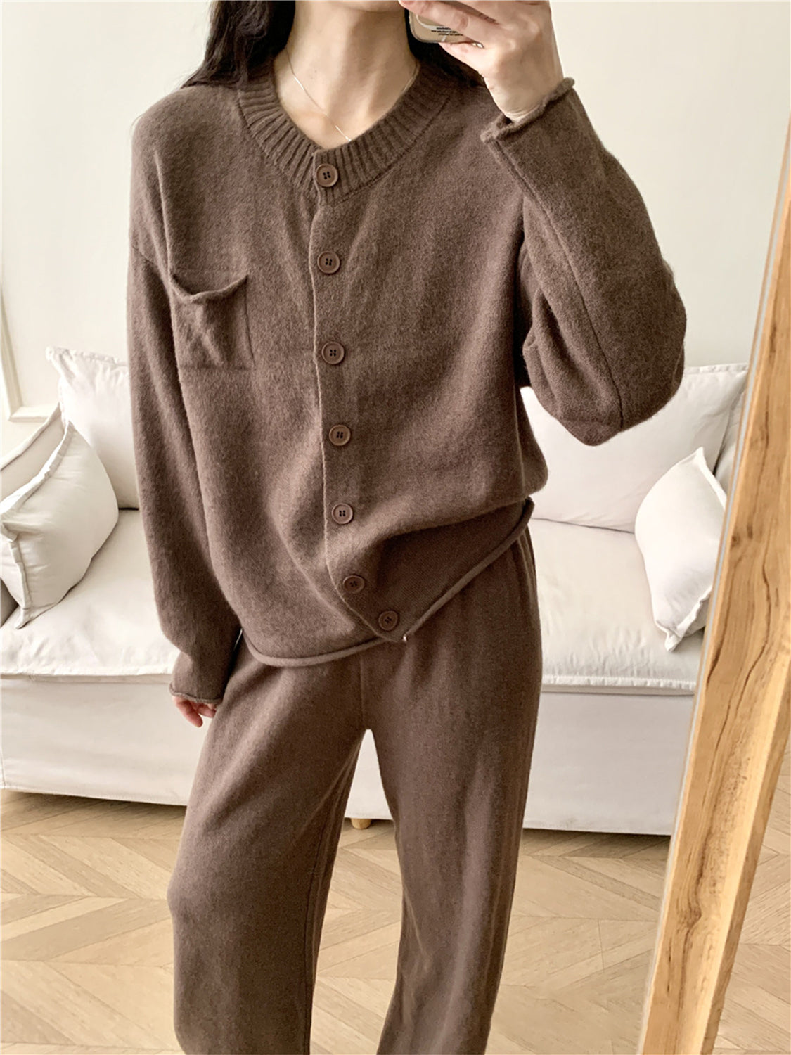 Conjunto de cárdigan con cuello redondo y botones, y pantalón