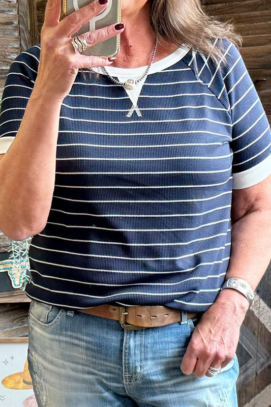 Camiseta de talla grande acanalada con ribete en contraste y raya azul