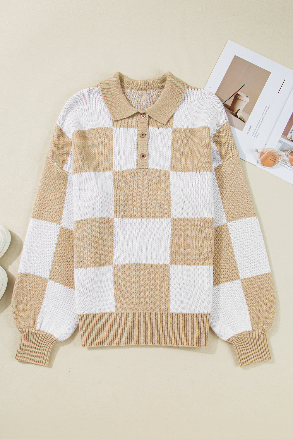Suéter holgado con cuello polo y estampado a cuadros de color beige francés claro
