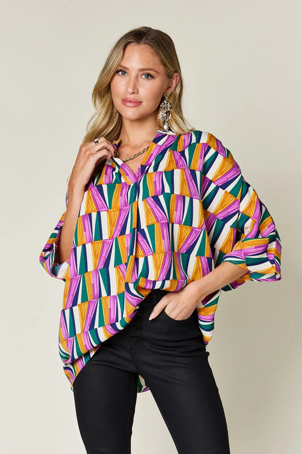 Top de manga dolman con muescas y estampado geométrico "Double Take" de talla grande