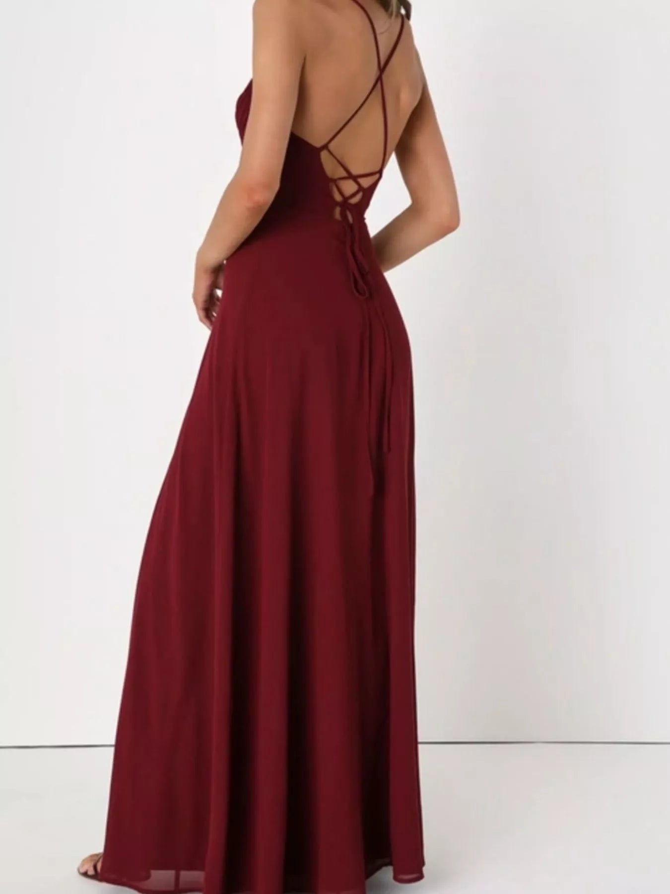 Vestido largo con abertura trasera y tiras cruzadas