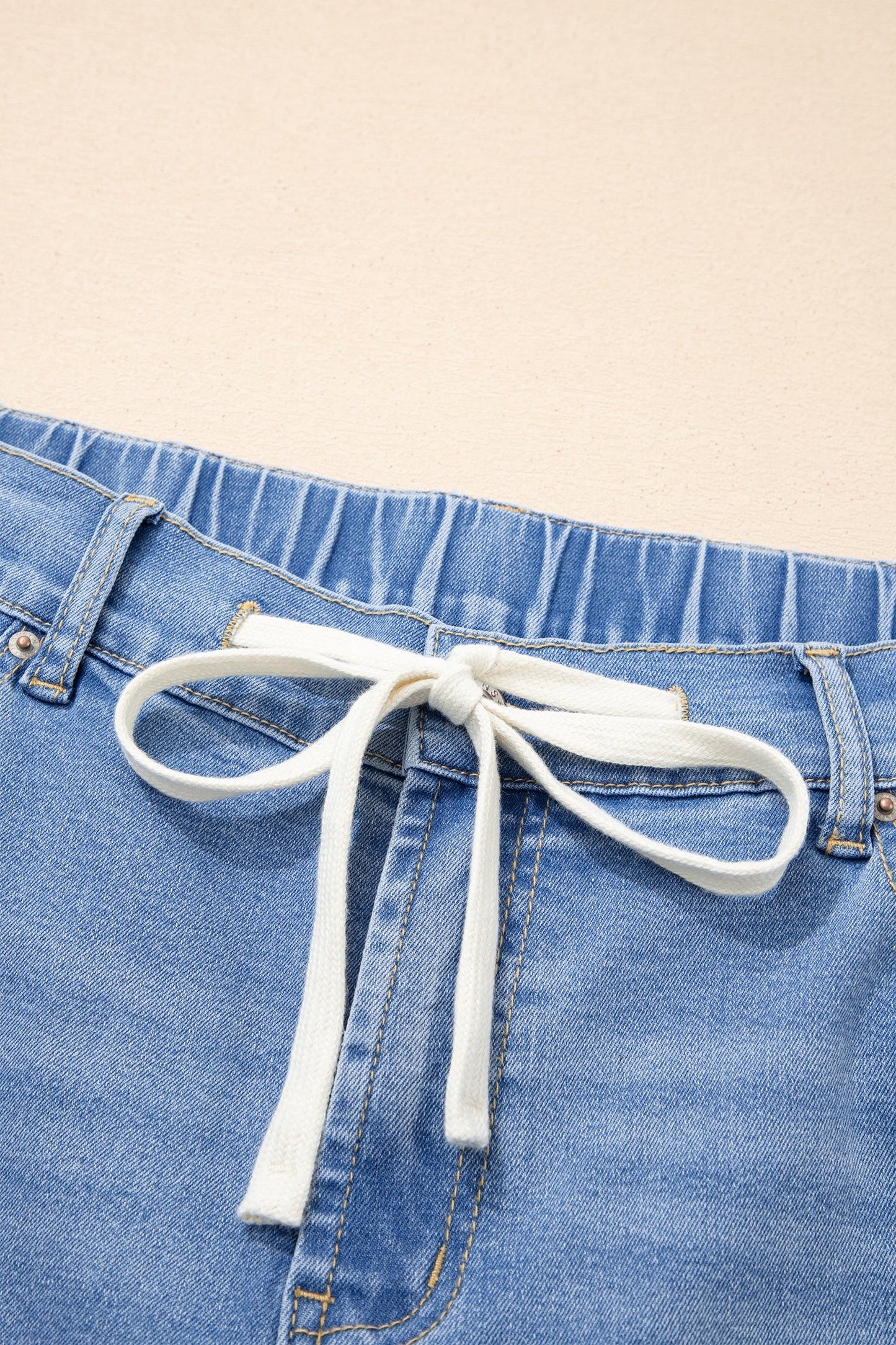 Vaqueros plus size de lavado ácido azul claro con cordones de contraste