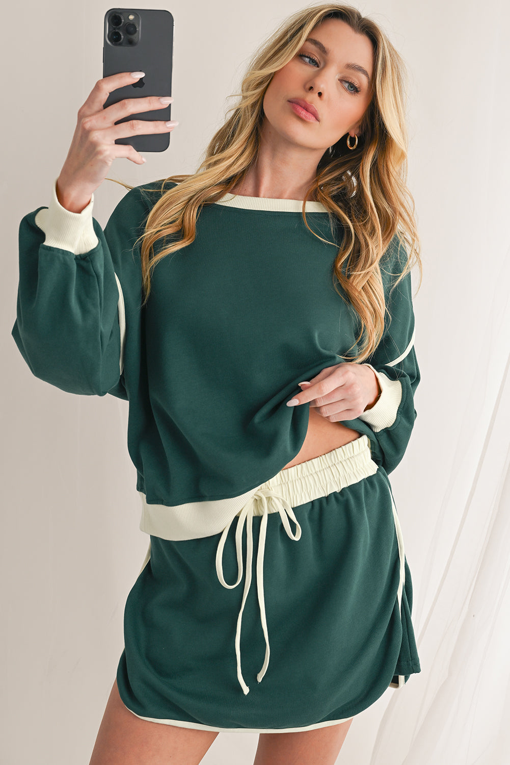 Conjunto de jersey suelto con ribete en contraste Evergreen y skort con cordones en la cintura