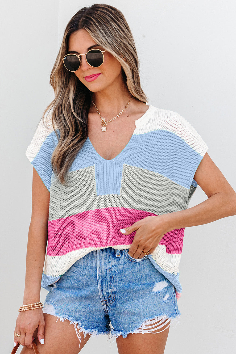 Camiseta tipo suéter con cuello en V con muesca y bloques de color azul claro