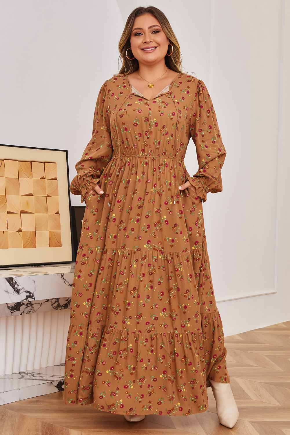 Vestido largo maxi con estampado floral de talla grande en color marrón con cuello de pico, mangas con volantes y diseño a capas