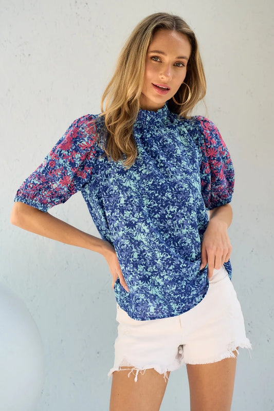 Blusa estampada Hailey & Co con mangas abullonadas bordadas
