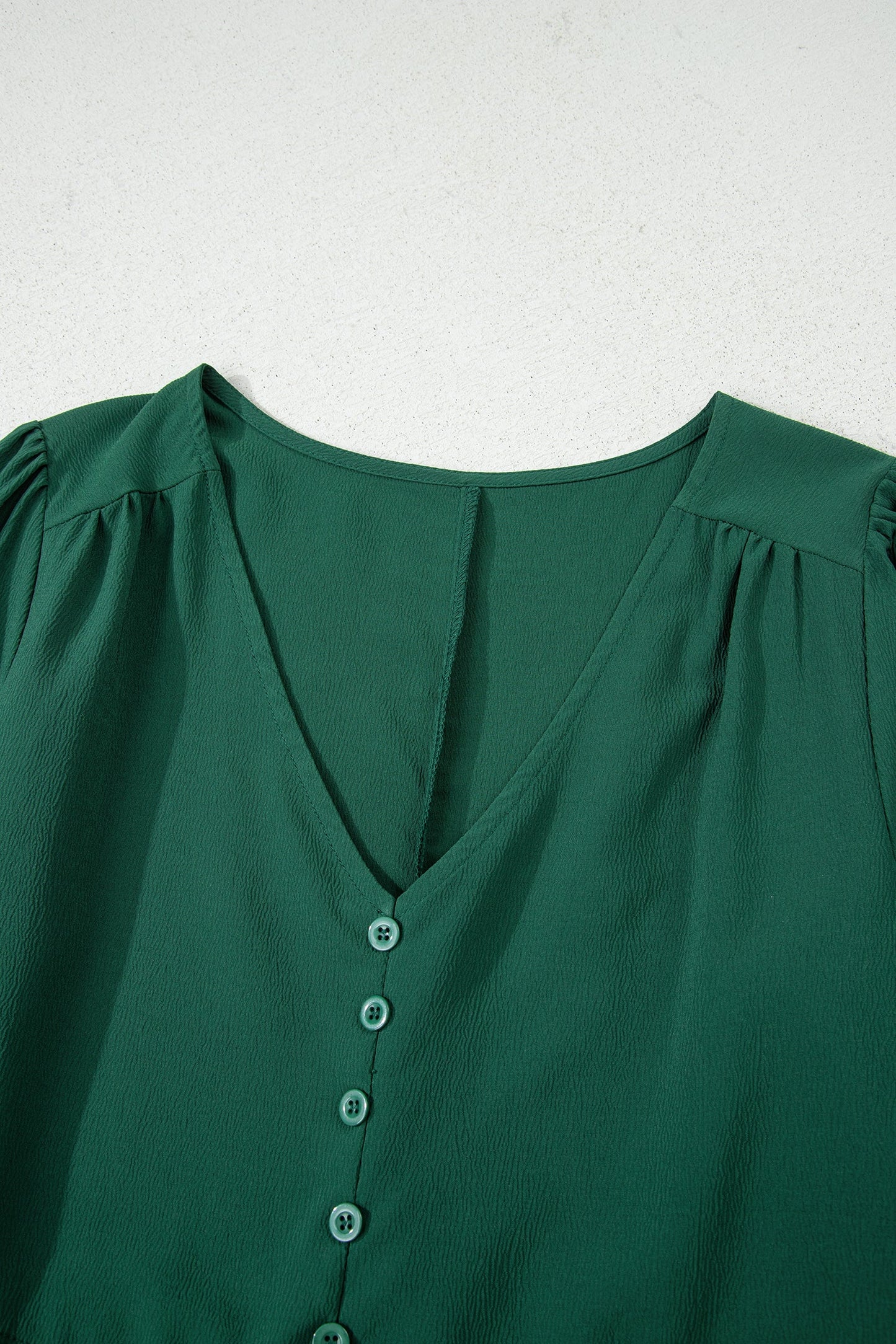 Vestido maxi escalonado con cuello en V y botones de manga larga, liso, verde negruzco