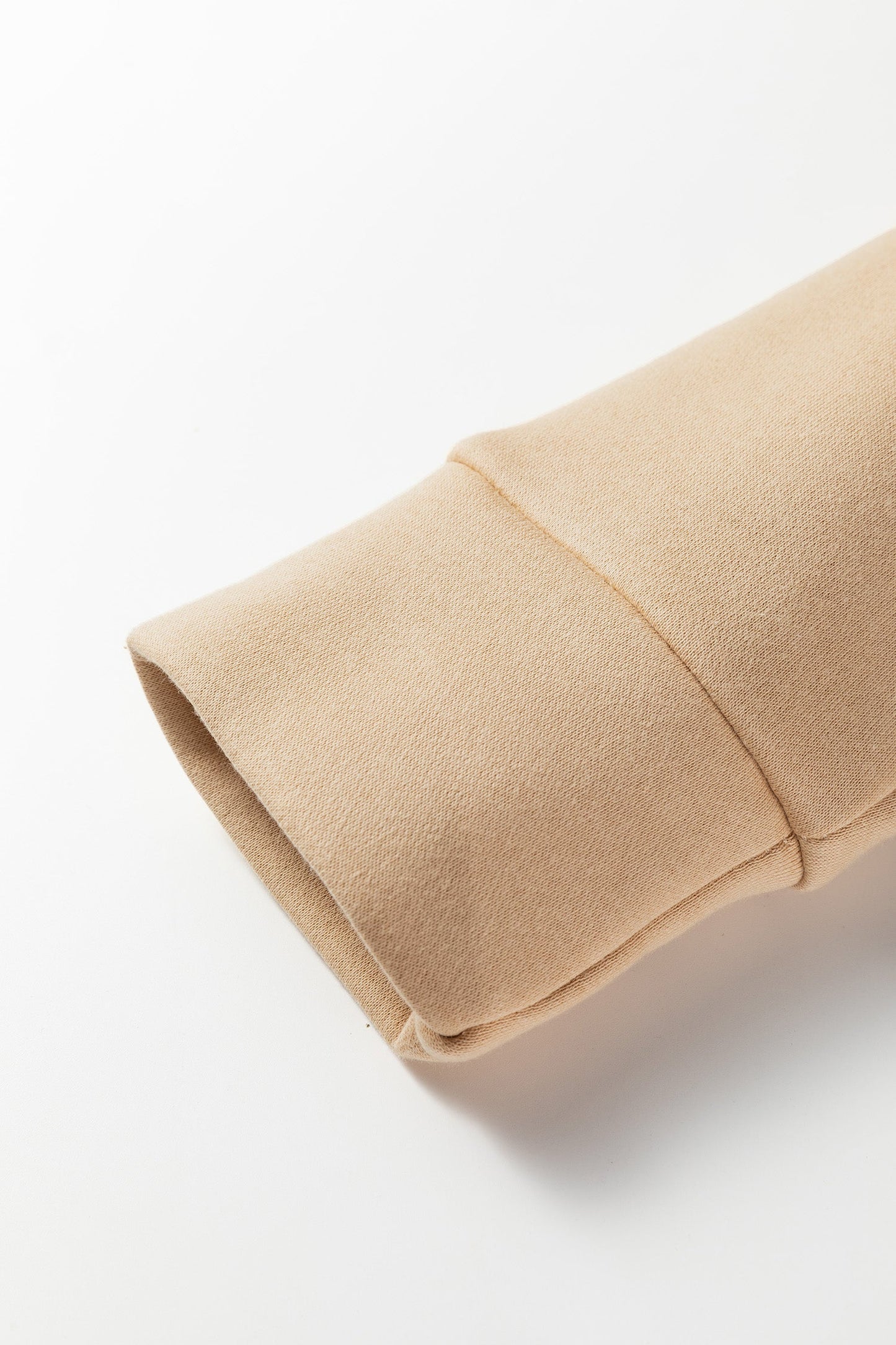 Sudadera con cuello de pico, detalles de ojales y color beige francés claro