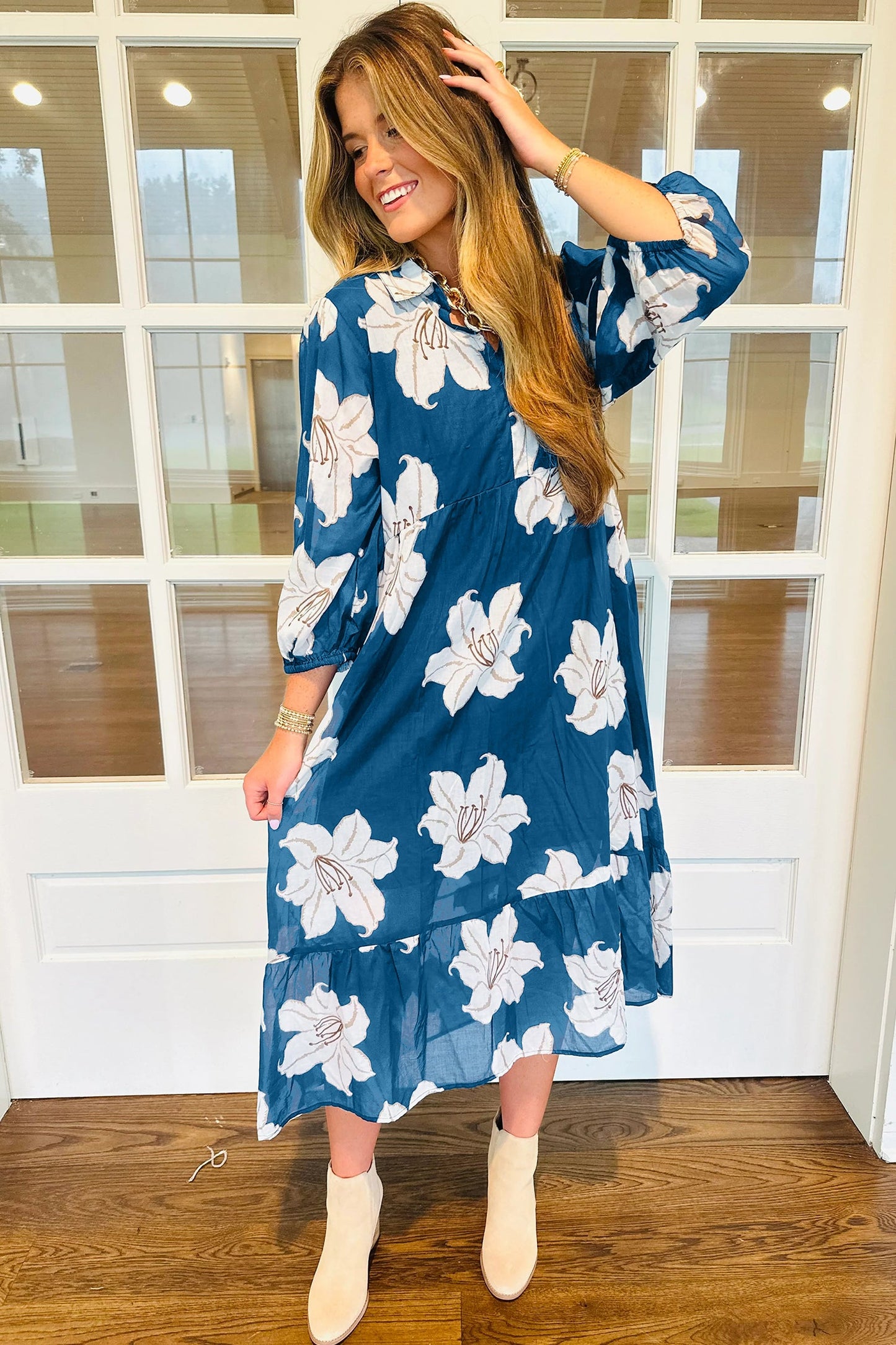 Vestido midi holgado de manga 3/4 con cuello camisero y escote de pico, estampado floral azul
