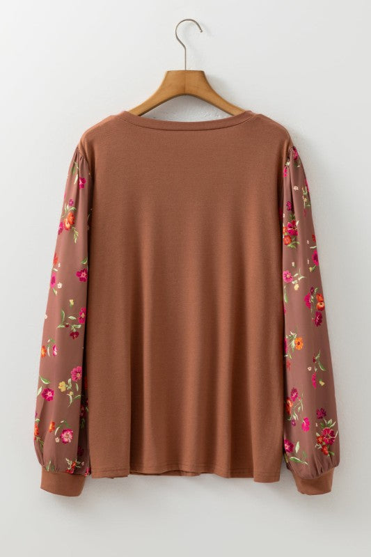 Top de talla grande con estampado floral y manga patchwork de cuello redondo