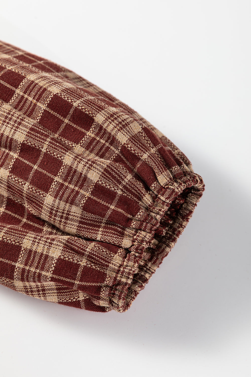 Camisa suelta de manga larga con botones, ribete de encaje calado a cuadros y dalia roja