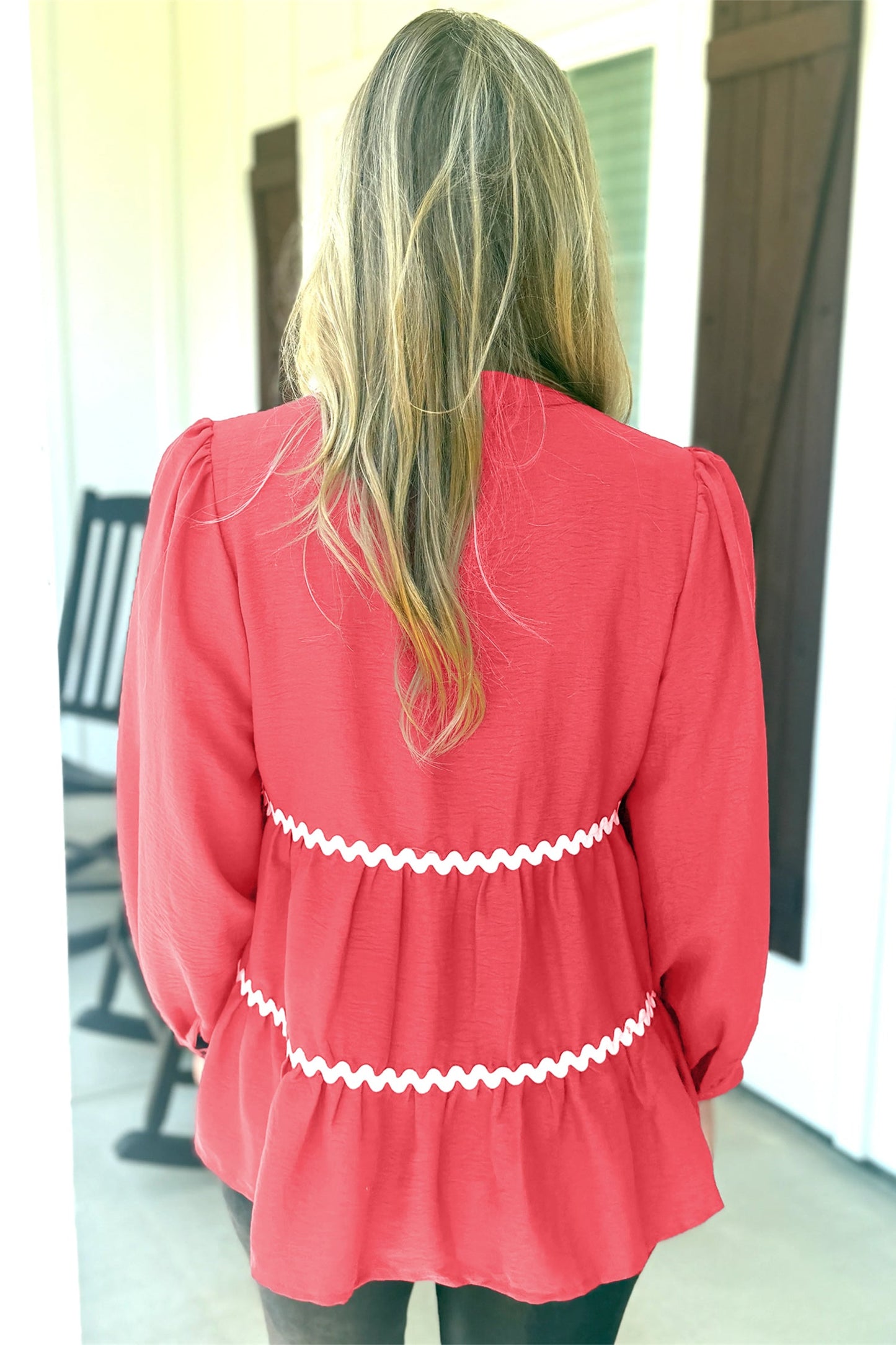 Camisa de manga larga con botones, cuello en V y ribete de ricrac en contraste color coral