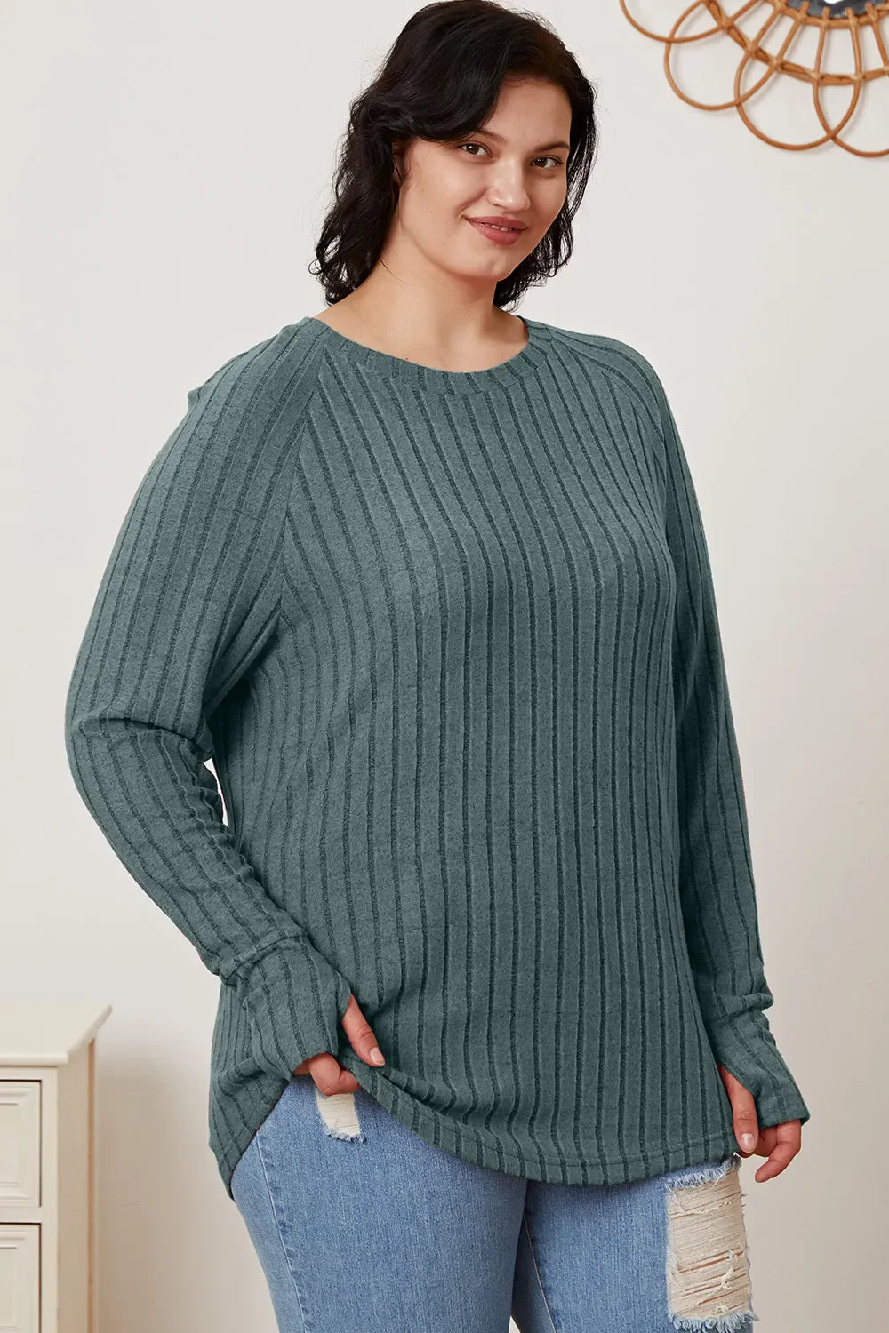 Camiseta básica de canalé con manga de orificio para pulgar y de talla completa para mujer
