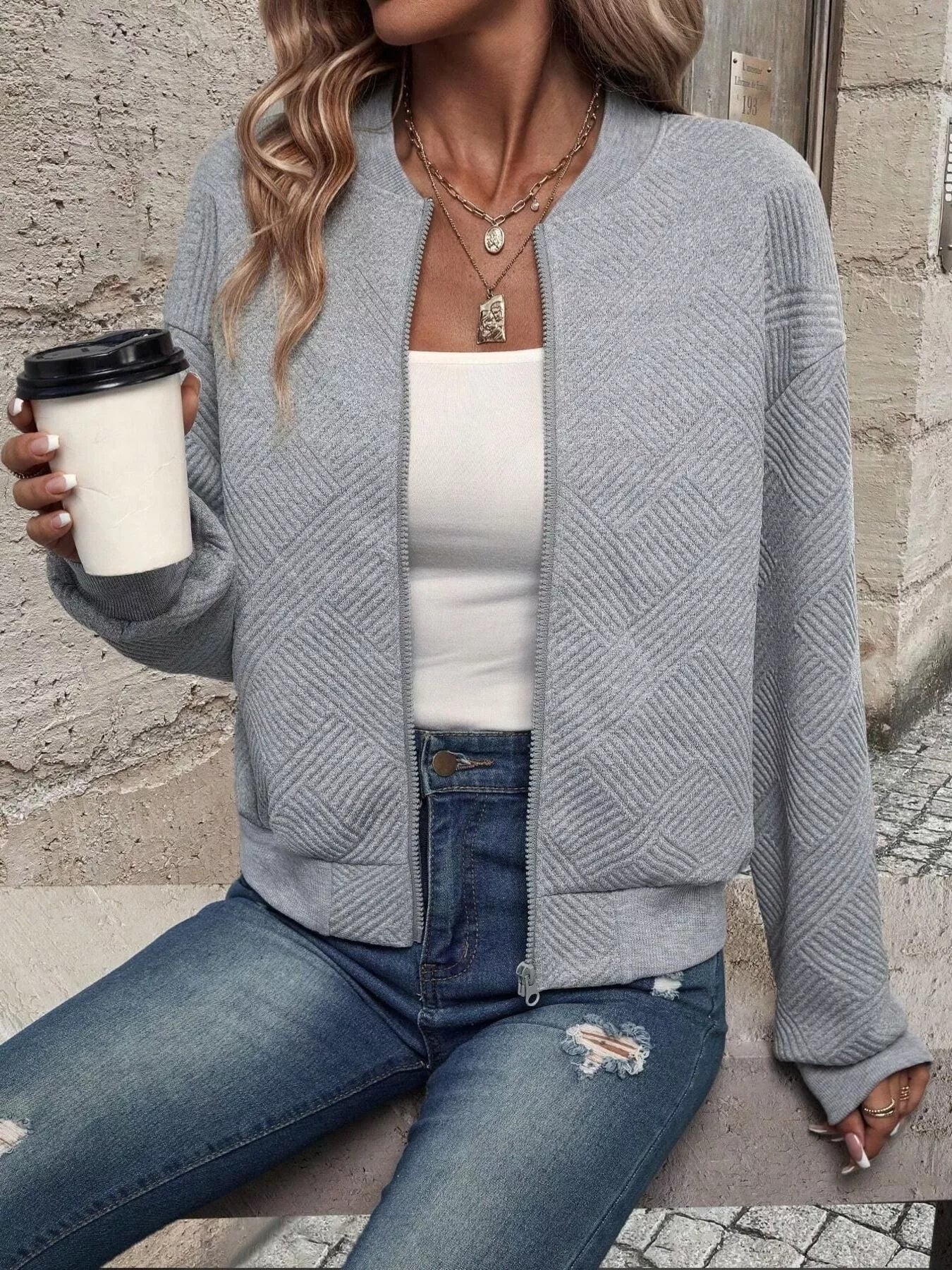 Chaqueta bomber con cremallera y textura