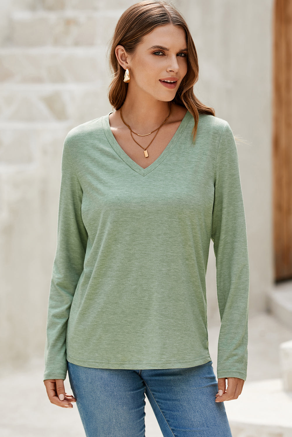 Top elástico de manga larga con cuello de pico y color verde hierba sólido